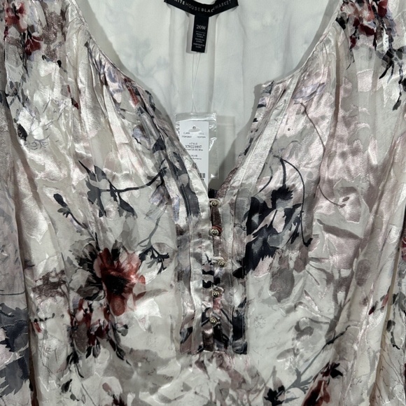 NWT $110 White House Black Market [ Plus 20W ] Silk Burnout Floral Blouses‎ - Picture 8 of 15